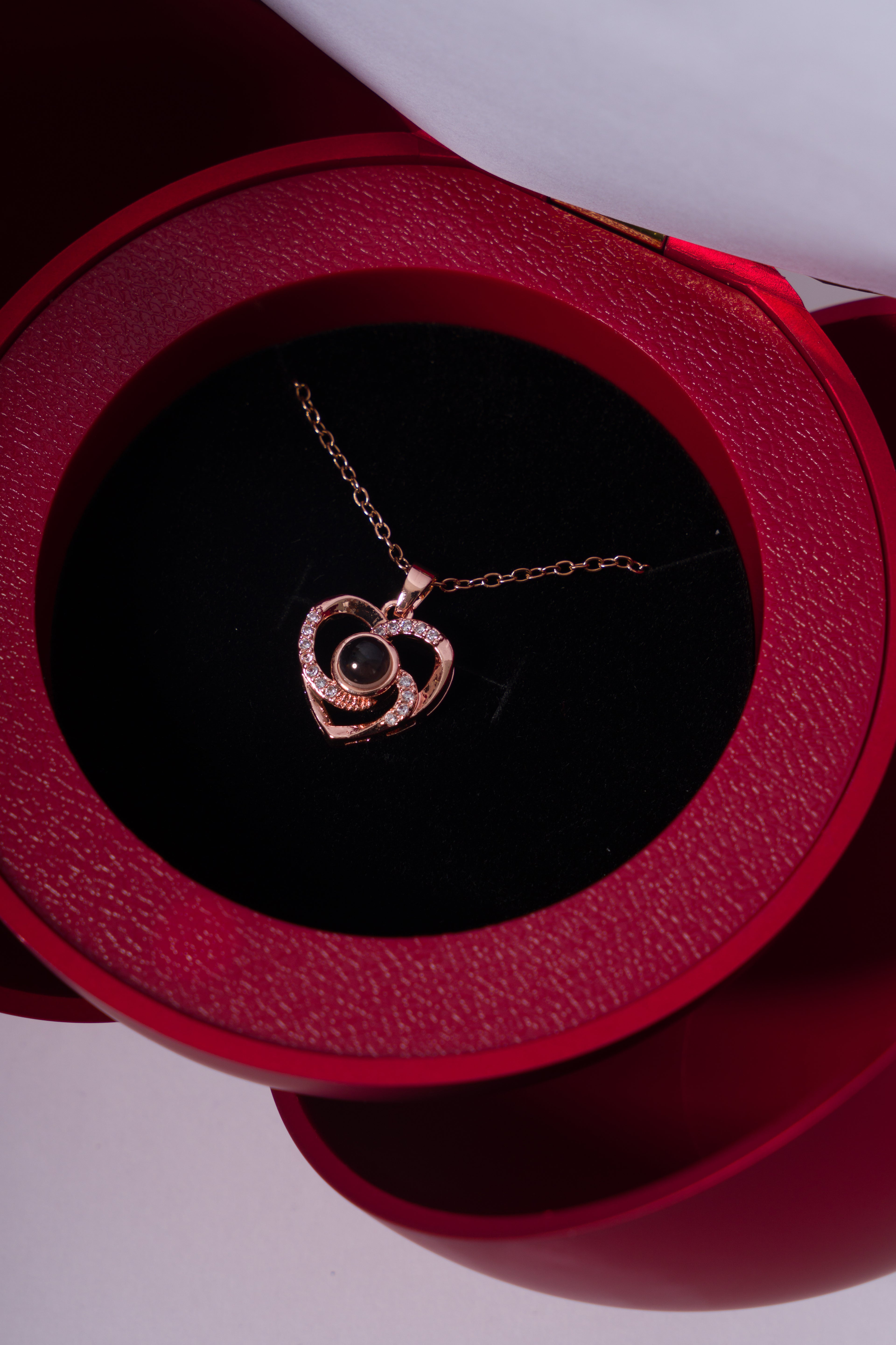 Collar Corazón con empaque de bola roja